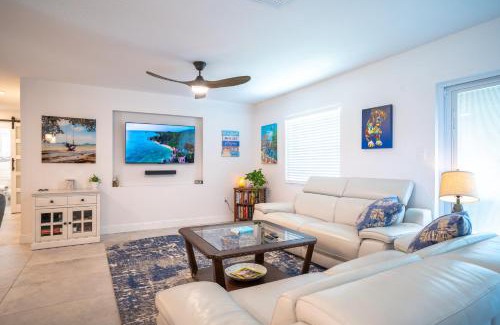 Sarasota House | Modern 3 Bed House - Minutes to Downtown & Siesta Key - Pet Friendly