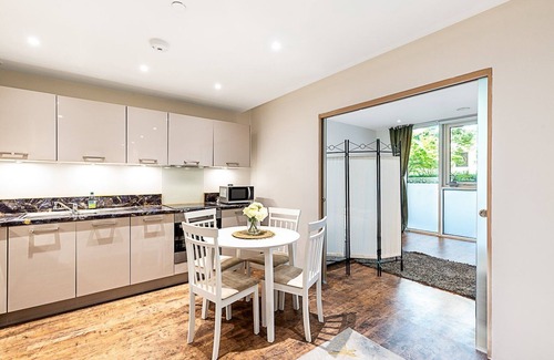 Queenstown Apartment | Modern 3-Bed Retreat near Chelsea Bridge
