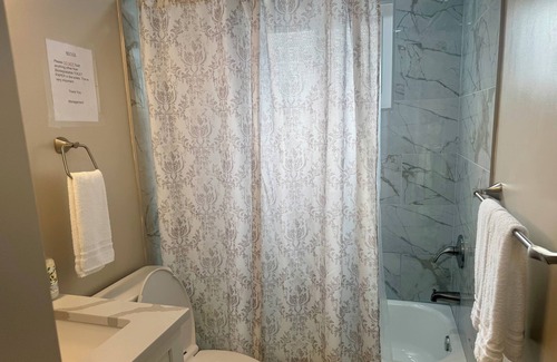 Silver Spring House | Modern 3-bed-Townhouse-Sleep 6 Near DC Family Friendly