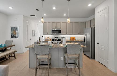 Davenport Apartment | Modern 3-Bed Townhouse with Game Room & Hot Tub