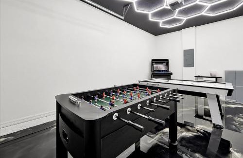 Davenport Apartment | Modern 3-Bed Townhouse with Game Room & Hot Tub