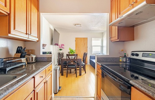 Albany Apartment | Modern 3-Bedroom 2 Bathroom 6 Beds Suite with AC, Perfect for Family and Work