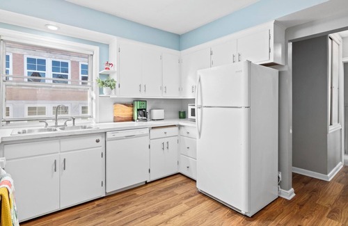 Kenwood Apartment | Modern 3 Bedroom Apartment - Kenwood - Lake of Isles - Parks - Quiet