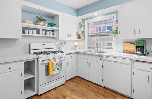Kenwood Apartment | Modern 3 Bedroom Apartment - Kenwood - Lake of Isles - Parks - Quiet