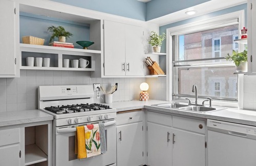 Kenwood Apartment | Modern 3 Bedroom Apartment - Kenwood - Lake of Isles - Parks - Quiet
