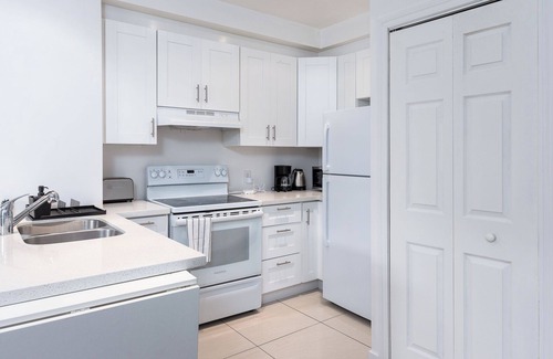 Shaughnessy Village Condo | Modern 3-bedroom condo in downtown Montreal – Walk to shops & attractions!