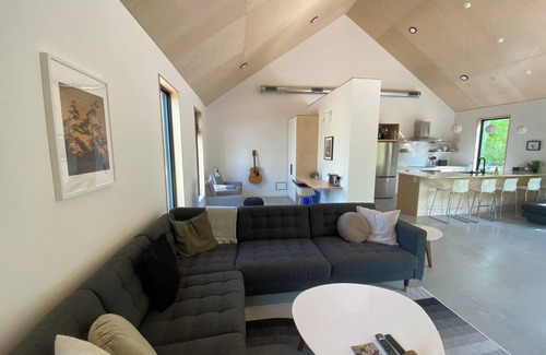 Manitoba Cabin | Modern 3 bedroom dog friendly cabin