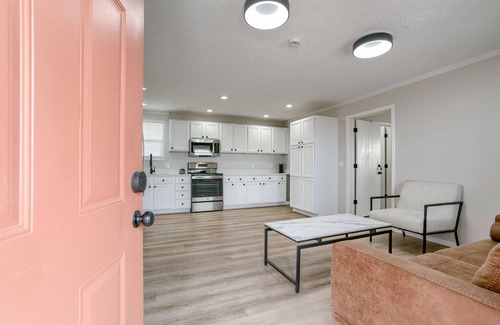 Lincoln House | Modern 3-bedroom detached space w/WiFi, kitchen, full-size fridge, living room