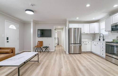 Lincoln House | Modern 3-bedroom detached space w/WiFi, kitchen, full-size fridge, living room