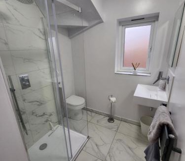 Guildford House | Modern 3 bedroom home in Guildford. Sleeps 8