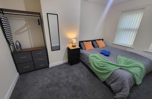 Sheffield Apartment | Modern 3-Bedroom House w Private Parking