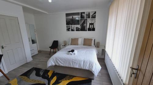 Harehills House | Modern 3 bedroom house, 3 Bathroom, secure parking, Wi-Fi & Garden