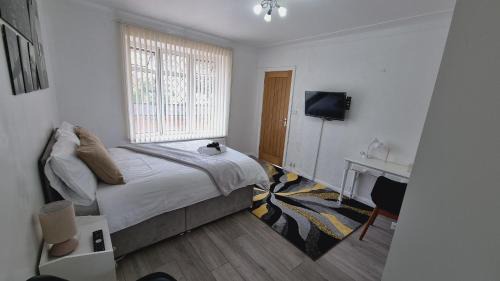 Harehills House | Modern 3 bedroom house, 3 Bathroom, secure parking, Wi-Fi & Garden