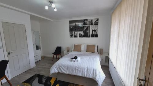 Harehills House | Modern 3 bedroom house, 3 Bathroom, secure parking, Wi-Fi & Garden