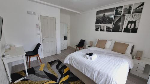 Harehills House | Modern 3 bedroom house, 3 Bathroom, secure parking, Wi-Fi & Garden