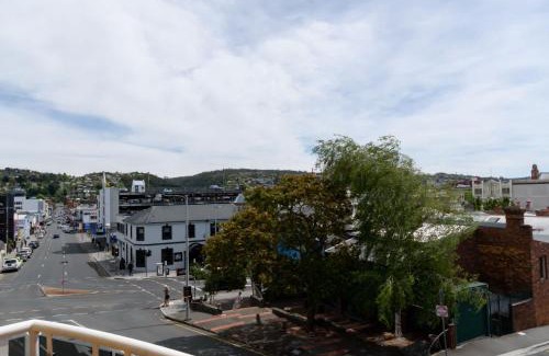 Launceston CBD House | Modern 3-Bedroom House in Vibrant Neighborhood