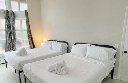 Walnut Hills Condo | Modern 3-bedroom near downtown. Spacious & comfy.