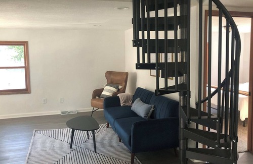 Des Moines Apartment | Modern 3 Bedroom near downtown w yard