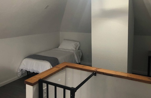 Des Moines Apartment | Modern 3 Bedroom near downtown w yard