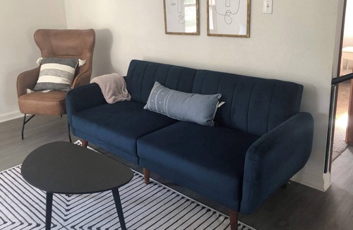 Des Moines Apartment | Modern 3 Bedroom near downtown w yard