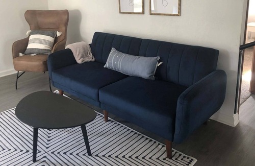 Des Moines Apartment | Modern 3 Bedroom near downtown w yard