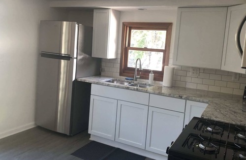 Des Moines Apartment | Modern 3 Bedroom near downtown w yard