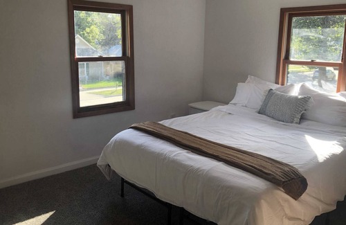 Des Moines Apartment | Modern 3 Bedroom near downtown w yard