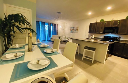 Riverview House | Modern 3-bedroom townhome with garage near Downtown Tampa