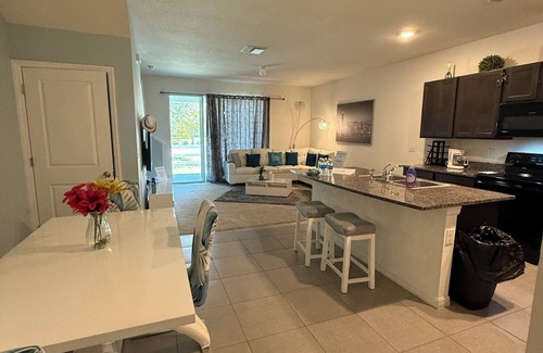 Riverview House | Modern 3-bedroom townhome with garage near Downtown Tampa