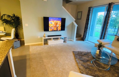 Riverview House | Modern 3-bedroom townhome with garage near Downtown Tampa