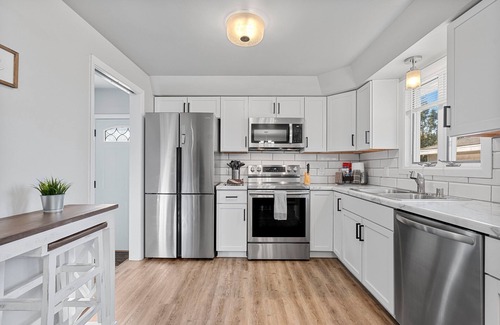 Appleton House | Modern 3 BR Home Private Yard, close to highway!