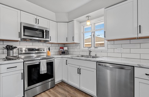 Appleton House | Modern 3 BR Home Private Yard, close to highway!