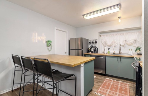 San Antonio House | Modern 3BD - Centrally Located - Backyard Fire Pit