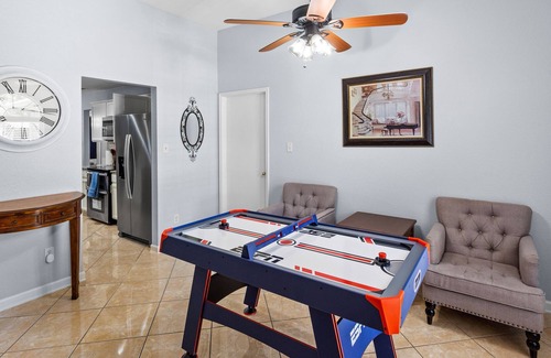 Pleasant Grove House | Modern 3BDR -15 min from DWNT Dallas - AIR HOCKEY TABLE!
