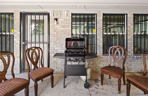 Pleasant Grove House | Modern 3BDR -15 min from DWNT Dallas - AIR HOCKEY TABLE!
