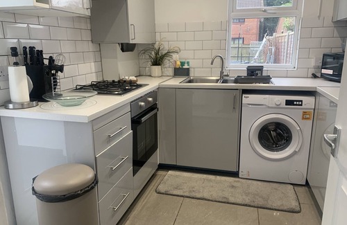Selhurst House | Modern 3bed Garden House in Croydon, London ,uk