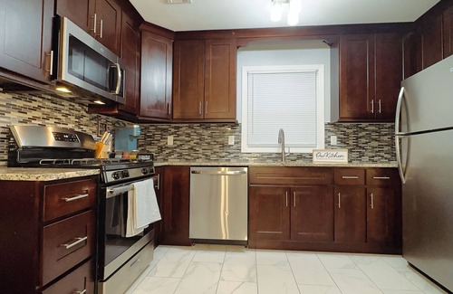 Elizabeth Apartment | Modern 3BR 2BA 30min NYC Near EWR Parking