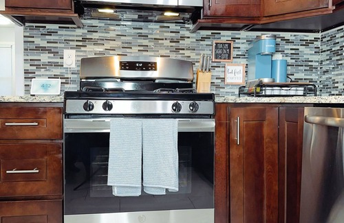 Elizabeth Apartment | Modern 3BR 2BA 30min NYC Near EWR Parking