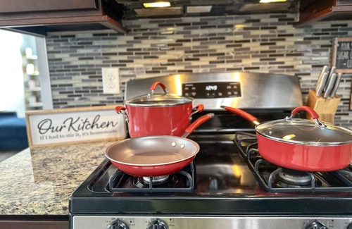 Elizabeth Apartment | Modern 3BR 2BA 30min NYC Near EWR Parking