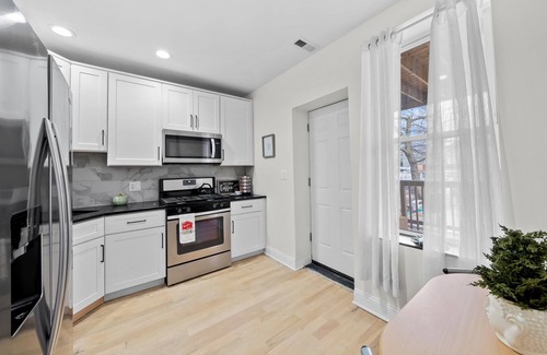 East Albany Park Apartment | Modern 3BR/2BA Retreat with Deck, Grill, and 2GB Speed WiFi in Chicago!