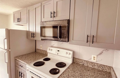 Newark House | Modern 3BR/3BA Townhouse Near UD: Great for Extended Stays