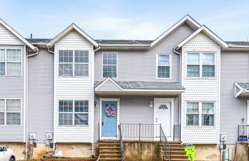 Newark House | Modern 3BR/3BA Townhouse Near UD: Great for Extended Stays