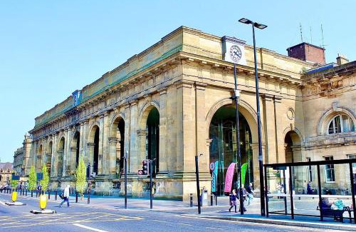 Newcastle-upon-Tyne Apartment | Modern 3BR City Flat with Views, Fast WiFi & Close to Trains!