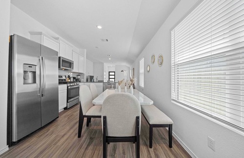 Hutto House | Modern 3BR Cottage-Private Yard-30+ Day Stay in Hutto #42147