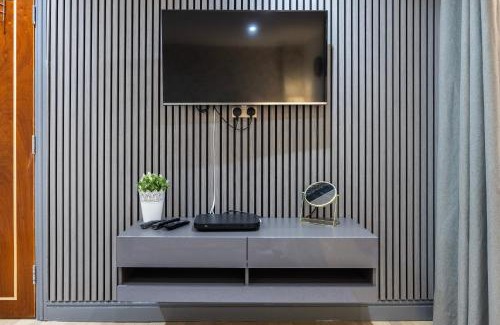 Hammersmith and Fulham Apartment | Modern 3BR Easy Access to Central London