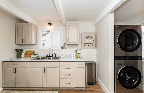 Ames House | Modern 3BR Getaway-Stylish, Ames
