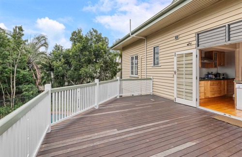 Coorparoo House | Modern 3BR Home in Coorparoo | Family-Friendly & Near Brisbane City