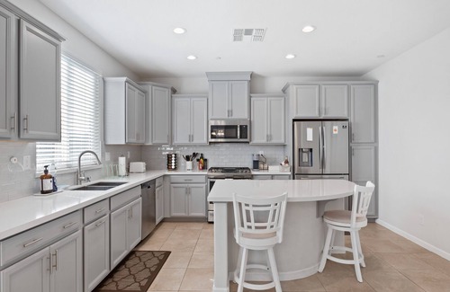 North Natomas House | Modern 3BR home in Sacramento with Netflix and Laundry