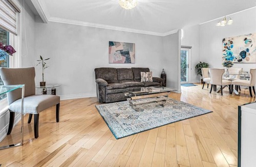 Erin Mills House | Modern 3BR Home w KING bed WFH setup and Parking