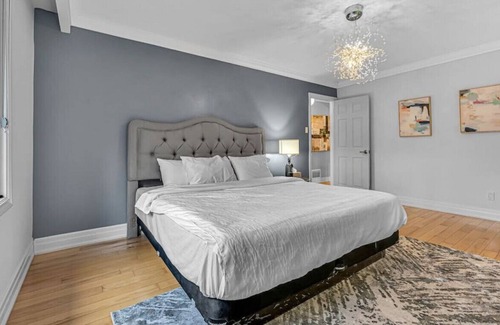 Erin Mills House | Modern 3BR Home w KING bed WFH setup and Parking